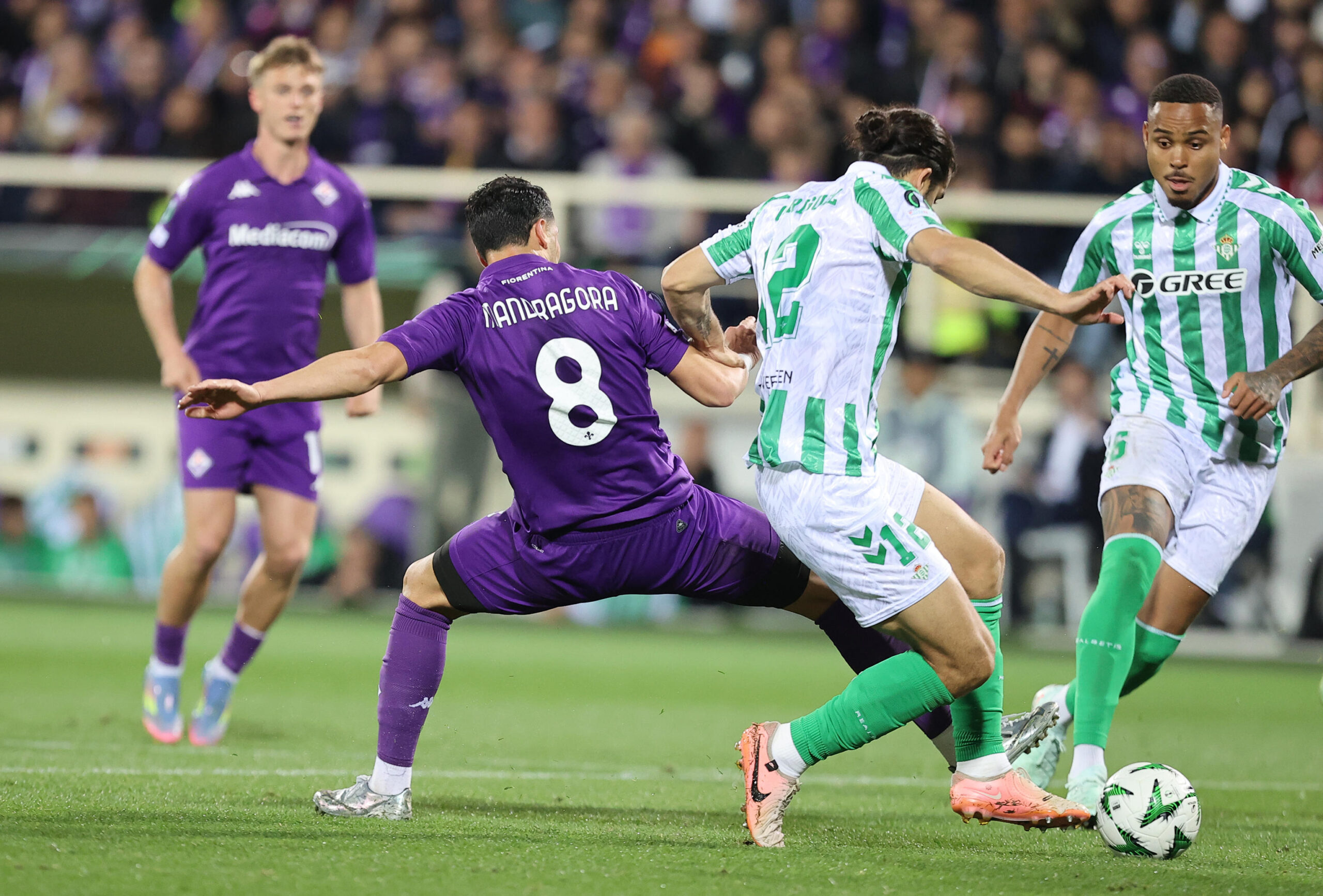 Fiorentina, Bologna e Betis puntano un centrocampista viola